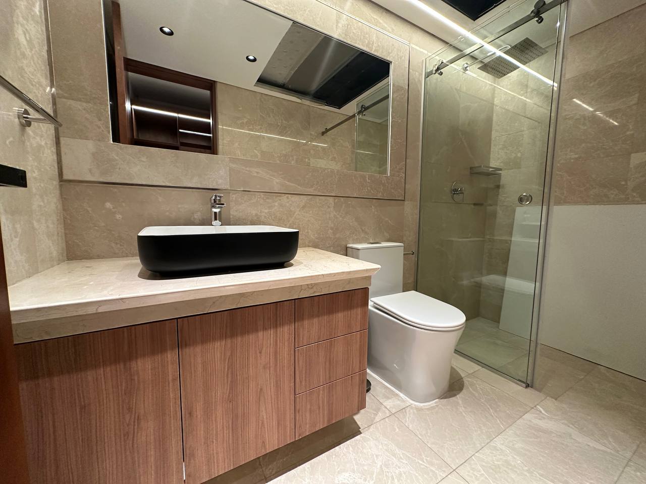 Campo Alegre-Piso1-Baño (4) Apartamento en Venta y Alquiler en Campo Alegre, Caracas – 67m², 1 Habitación, 1 Baño y 2 Puestos de Estacionamiento