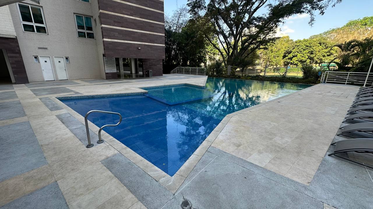 Campo Alegre-Piso1-Piscina Apartamento en Venta y Alquiler en Campo Alegre, Caracas – 67m², 1 Habitación, 1 Baño y 2 Puestos de Estacionamiento