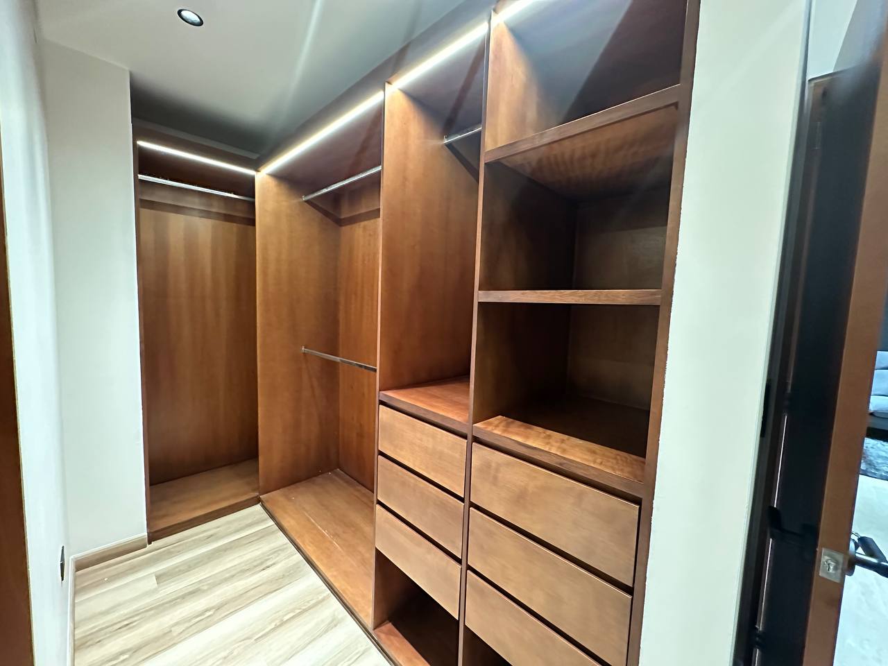 Campo Alegre-Piso1-Vestier (3) Apartamento en Venta y Alquiler en Campo Alegre, Caracas – 67m², 1 Habitación, 1 Baño y 2 Puestos de Estacionamiento