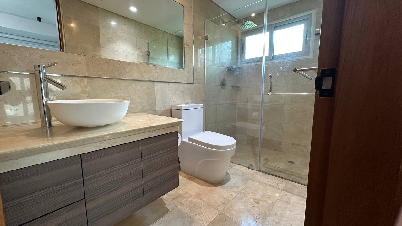 Campo Alegre-Piso9-Baño Apartamento en Alquiler en Campo Alegre, Caracas – 90m², 2 Habitaciones, 2 Baños y 2 Puestos de Estacionamiento