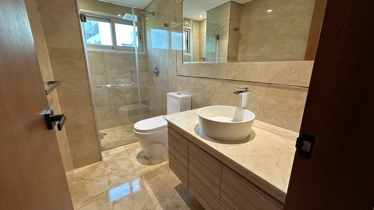 Campo Alegre-Piso9-Baño3 Apartamento en Alquiler en Campo Alegre, Caracas – 90m², 2 Habitaciones, 2 Baños y 2 Puestos de Estacionamiento