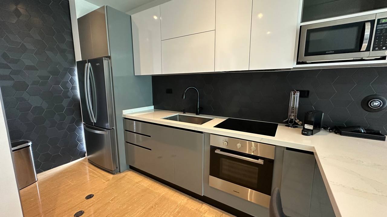 Campo Alegre-Piso9-Cocina Apartamento en Alquiler en Campo Alegre, Caracas – 90m², 2 Habitaciones, 2 Baños y 2 Puestos de Estacionamiento