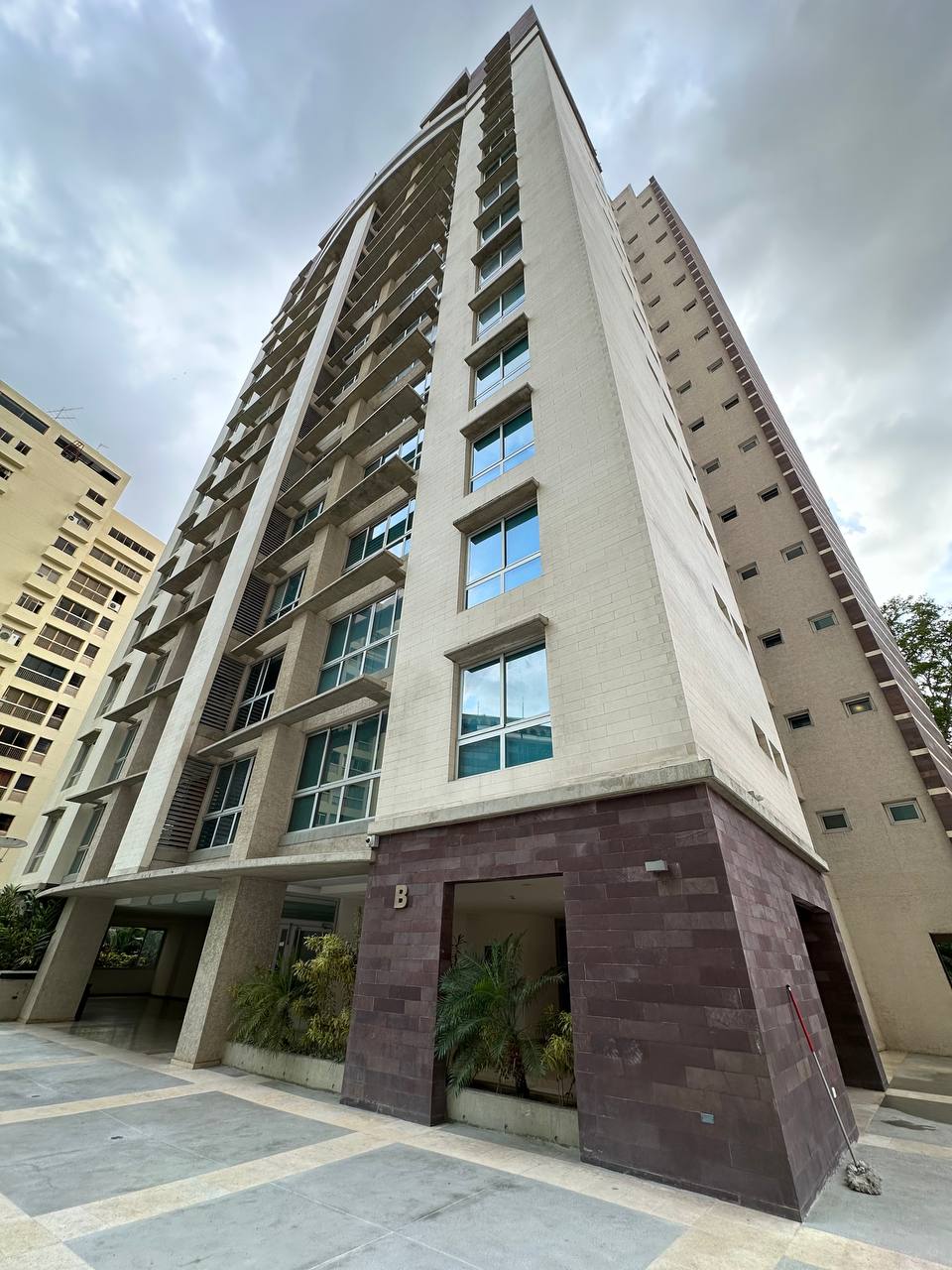 Campo Alegre-Piso9-Fachada Apartamento en Alquiler en Campo Alegre, Caracas – 90m², 2 Habitaciones, 2 Baños y 2 Puestos de Estacionamiento