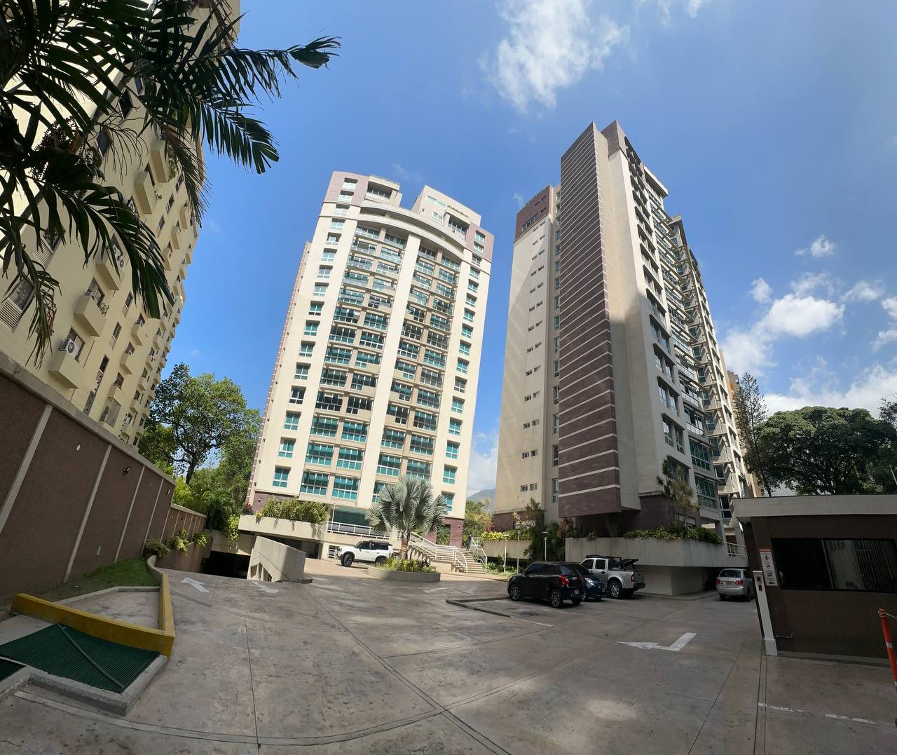 Campo Alegre-Piso9-Fachada3 Apartamento en Alquiler en Campo Alegre, Caracas – 90m², 2 Habitaciones, 2 Baños y 2 Puestos de Estacionamiento