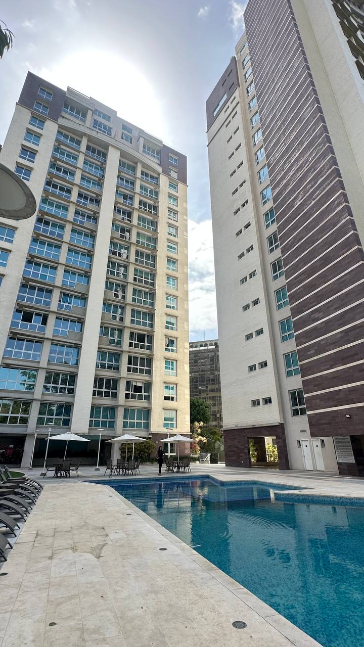 Campo Alegre-Piso9-Piscina2 Apartamento en Alquiler en Campo Alegre, Caracas – 90m², 2 Habitaciones, 2 Baños y 2 Puestos de Estacionamiento