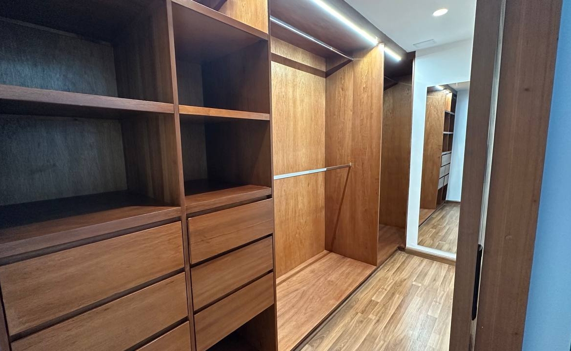 Apartamento en Alquiler en Campo Alegre, Caracas – 90m², 2 Habitaciones, 2 Baños y 2 Puestos de Estacionamiento