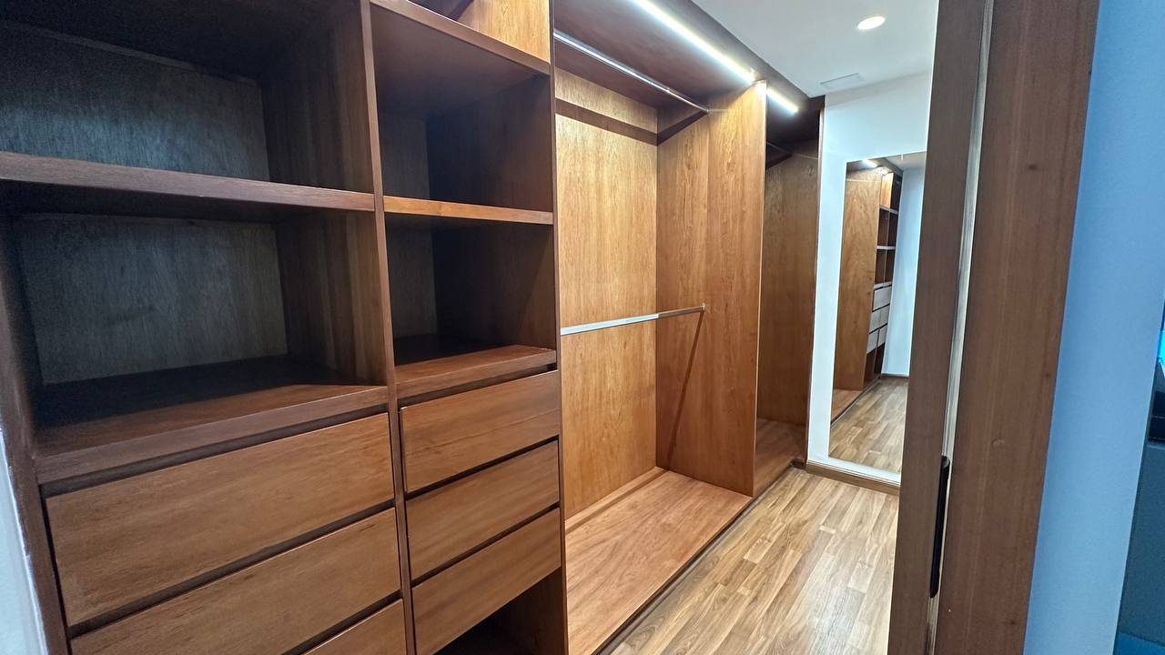 Campo Alegre-Piso9-Vestier Apartamento en Alquiler en Campo Alegre, Caracas – 90m², 2 Habitaciones, 2 Baños y 2 Puestos de Estacionamiento