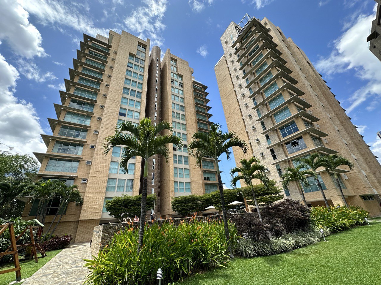 Campo Alegre-Premier11-Fachada2 Apartamento en Alquiler en Campo Alegre, Caracas – 60m², 1 Habitación, 1 Baño y 1 Puesto de Estacionamiento