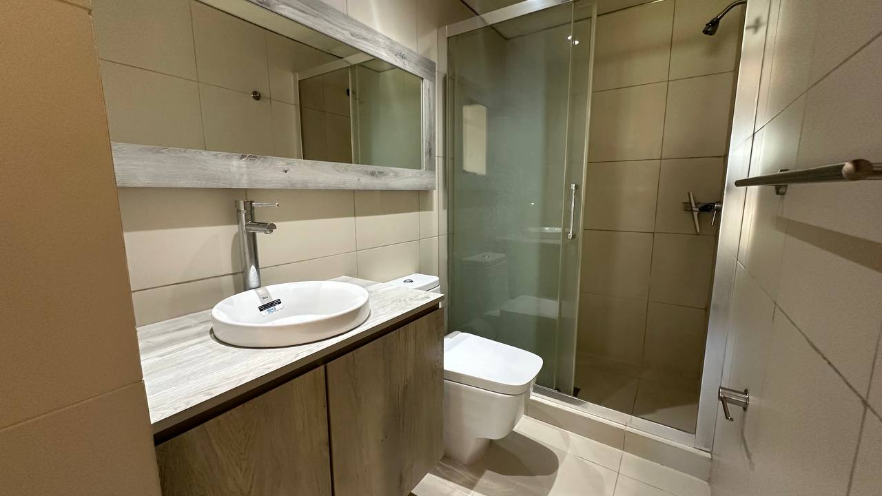 Campo Alegre-Premier12-Baño (2) Apartamento en Alquiler en Campo Alegre, Caracas – 60m², 1 Habitación, 1 Baño y 1 Puesto de Estacionamiento
