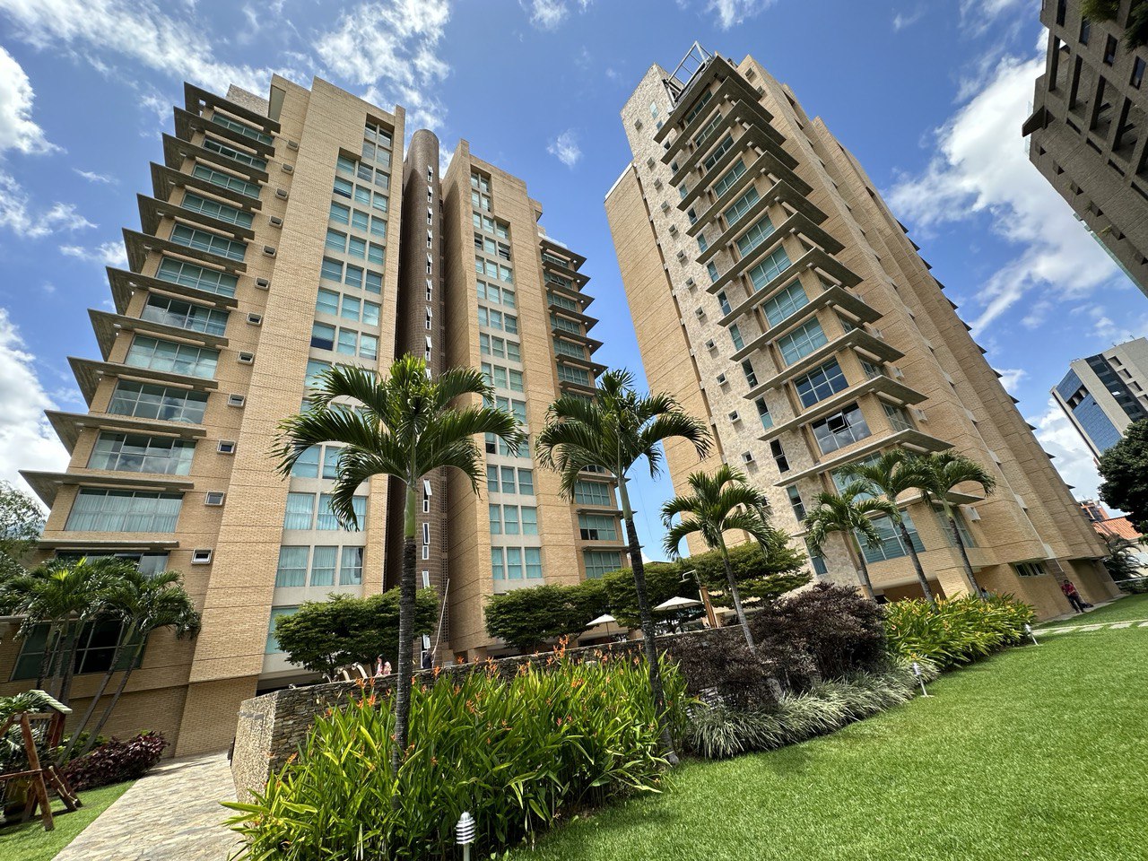 Campo Alegre-Premier12-Fachada Apartamento en Alquiler en Campo Alegre, Caracas – 60m², 1 Habitación, 1 Baño y 1 Puesto de Estacionamiento