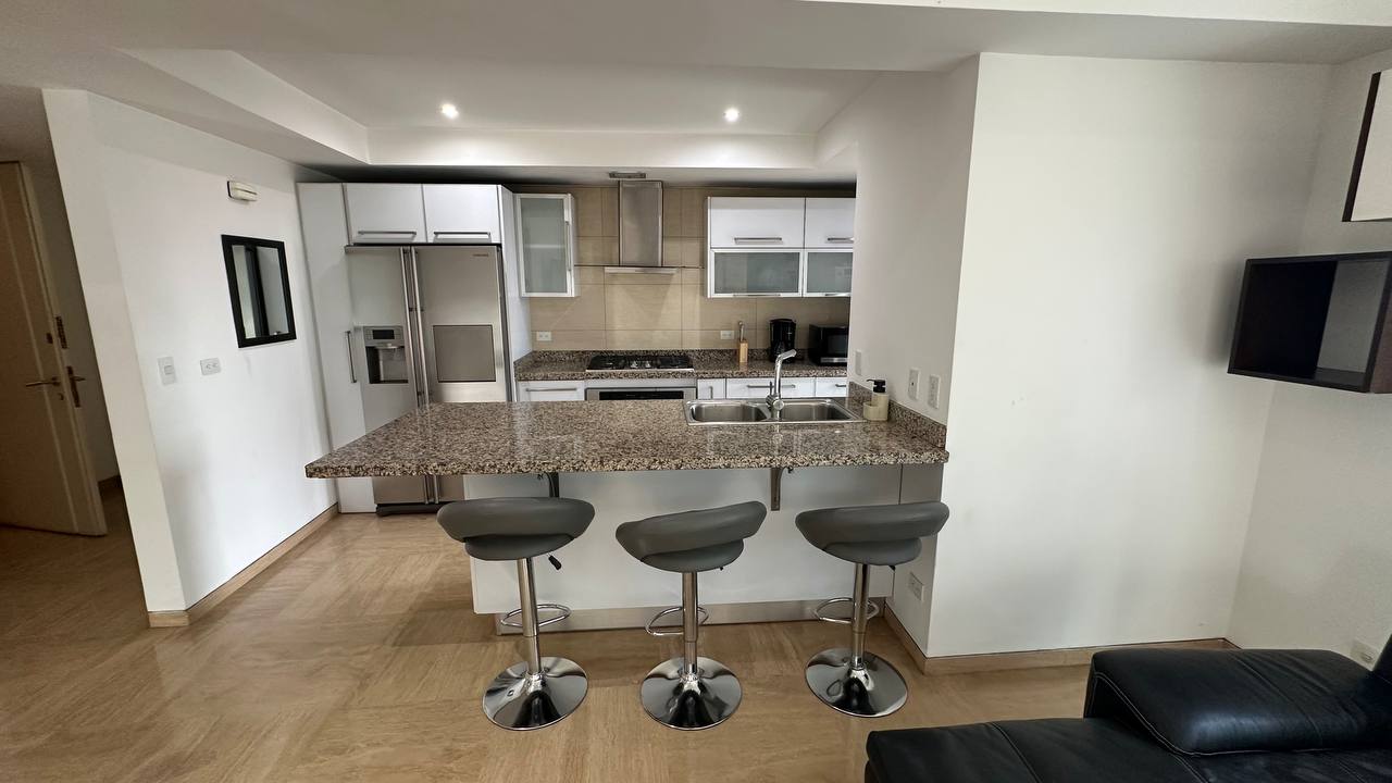Campo Alegre-Premier6-Sala (3) Apartamento en Alquiler en Campo Alegre, Caracas – 92m², 2 Habitaciones, 2 Baños y 2 Puestos de Estacionamiento