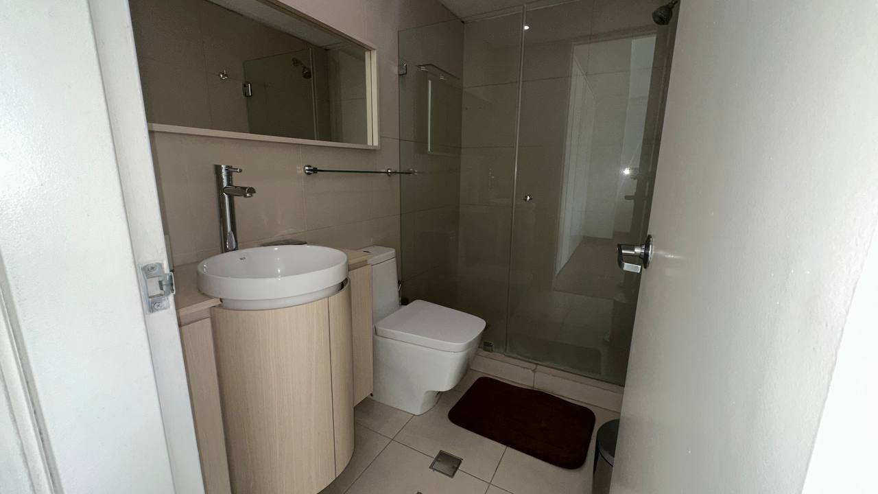 Campo Alegre-TorreB-Baño Apartamento en Alquiler en Campo Alegre, Caracas – 92m², 2 Habitaciones, 2 Baños y 2 Puestos de Estacionamiento