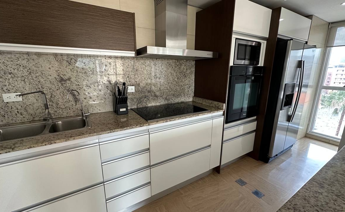 Apartamento en Alquiler en Campo Alegre, Caracas – 92m², 2 Habitaciones, 2 Baños y 2 Puestos de Estacionamiento