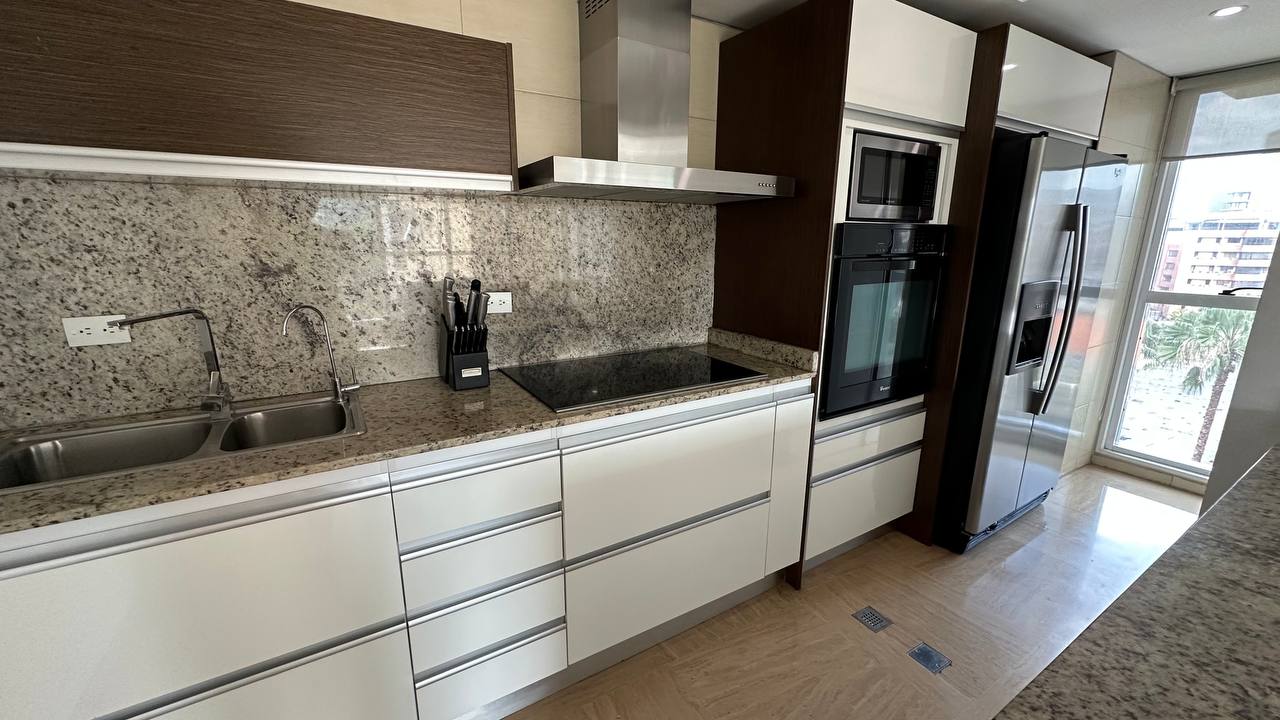 Campo Alegre-TorreB-Cocina (2) Apartamento en Alquiler en Campo Alegre, Caracas – 92m², 2 Habitaciones, 2 Baños y 2 Puestos de Estacionamiento