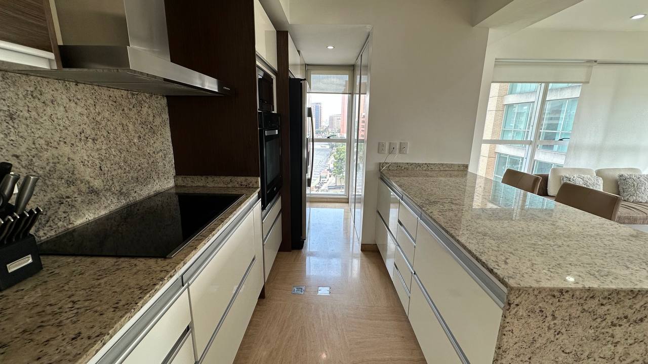 Campo Alegre-TorreB-Cocina Apartamento en Alquiler en Campo Alegre, Caracas – 92m², 2 Habitaciones, 2 Baños y 2 Puestos de Estacionamiento