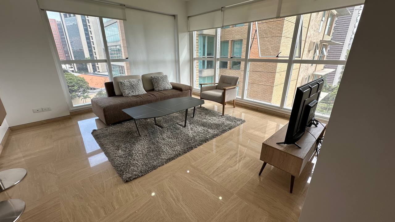 Campo Alegre-TorreB-Sala (2) Apartamento en Alquiler en Campo Alegre, Caracas – 92m², 2 Habitaciones, 2 Baños y 2 Puestos de Estacionamiento