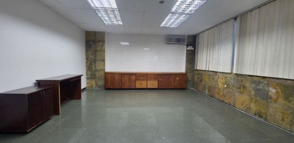 Oficina en Alquiler en Chacao, Caracas – 42m² y Estacionamiento Público