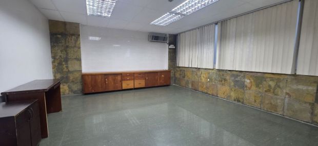 Oficina en Alquiler en Chacao, Caracas – 42m² y Estacionamiento Público