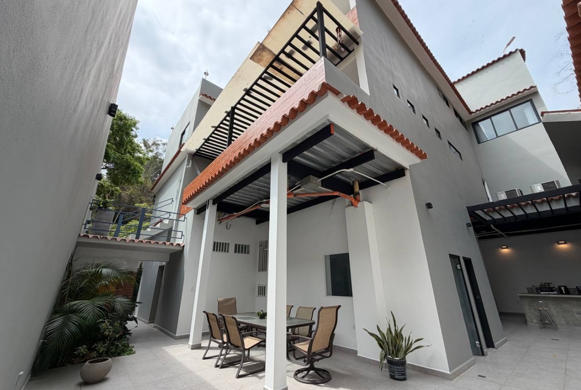 Casa Comercial en Venta en Colinas de Bello Monte, Caracas – 1.054m², 17 Baños y 3 Puestos de Estacionamiento