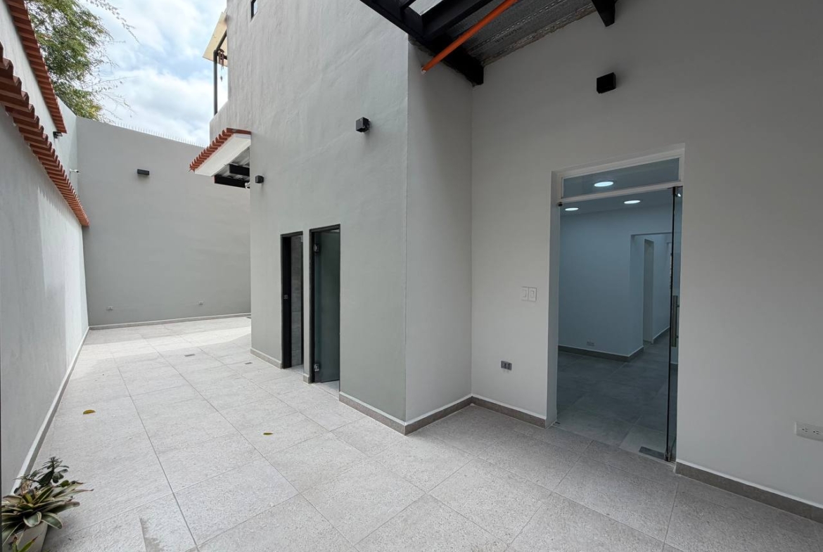 Casa Comercial en Venta en Colinas de Bello Monte, Caracas – 1.054m², 17 Baños y 3 Puestos de Estacionamiento