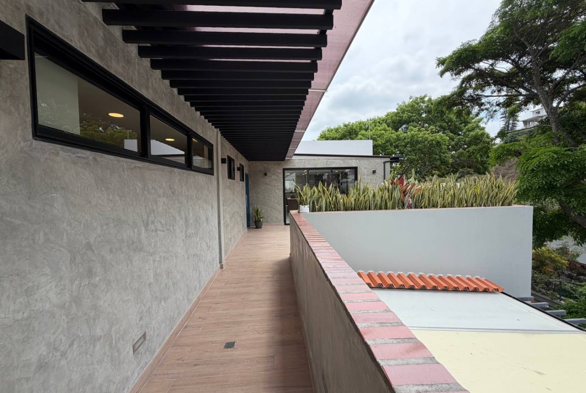 Casa Comercial en Venta en Colinas de Bello Monte, Caracas – 1.054m², 17 Baños y 3 Puestos de Estacionamiento