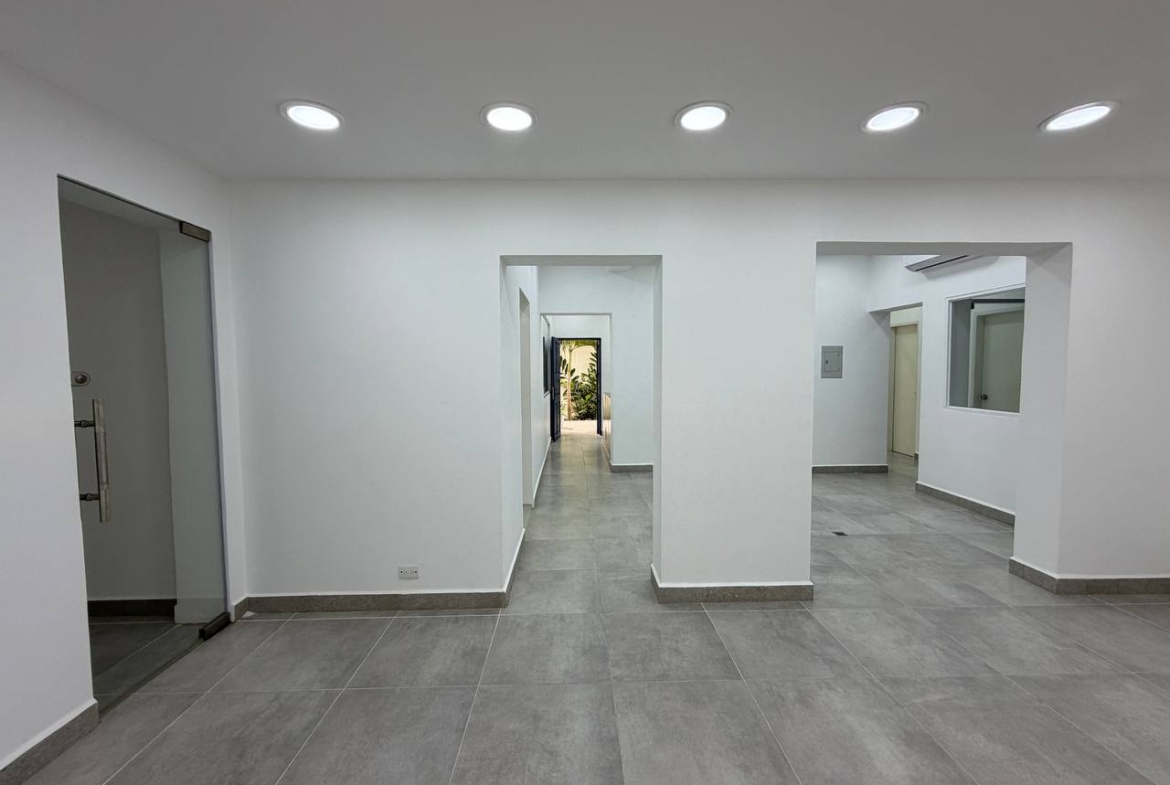 Casa Comercial en Venta en Colinas de Bello Monte, Caracas – 1.054m², 17 Baños y 3 Puestos de Estacionamiento