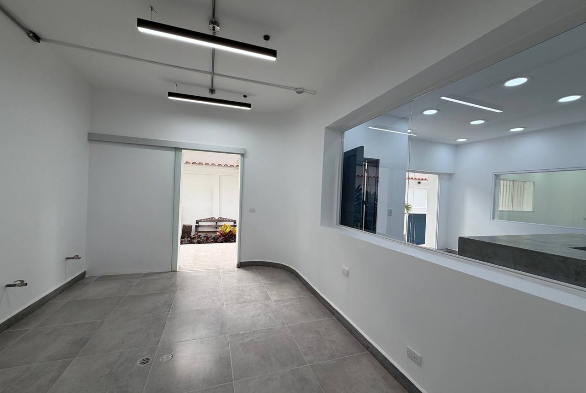 Casa Comercial en Venta en Colinas de Bello Monte, Caracas – 1.054m², 17 Baños y 3 Puestos de Estacionamiento