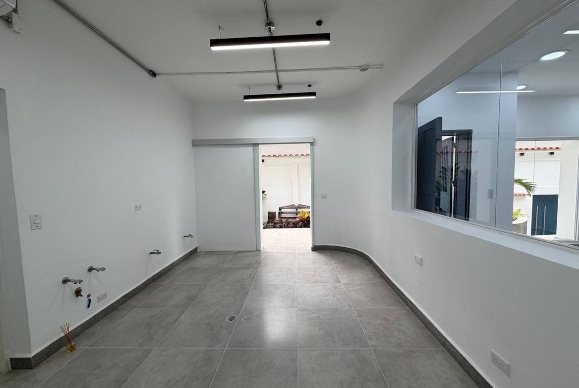 Casa Comercial en Venta en Colinas de Bello Monte, Caracas – 1.054m², 17 Baños y 3 Puestos de Estacionamiento