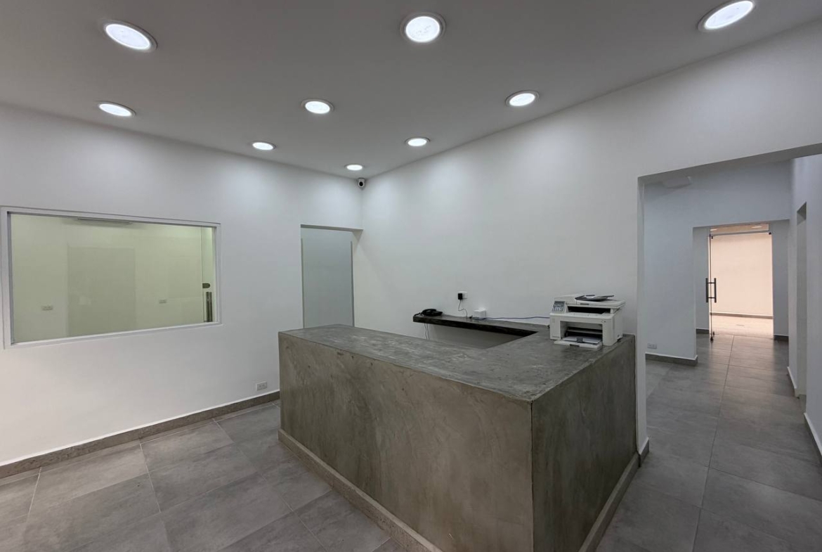 Casa Comercial en Venta en Colinas de Bello Monte, Caracas – 1.054m², 17 Baños y 3 Puestos de Estacionamiento