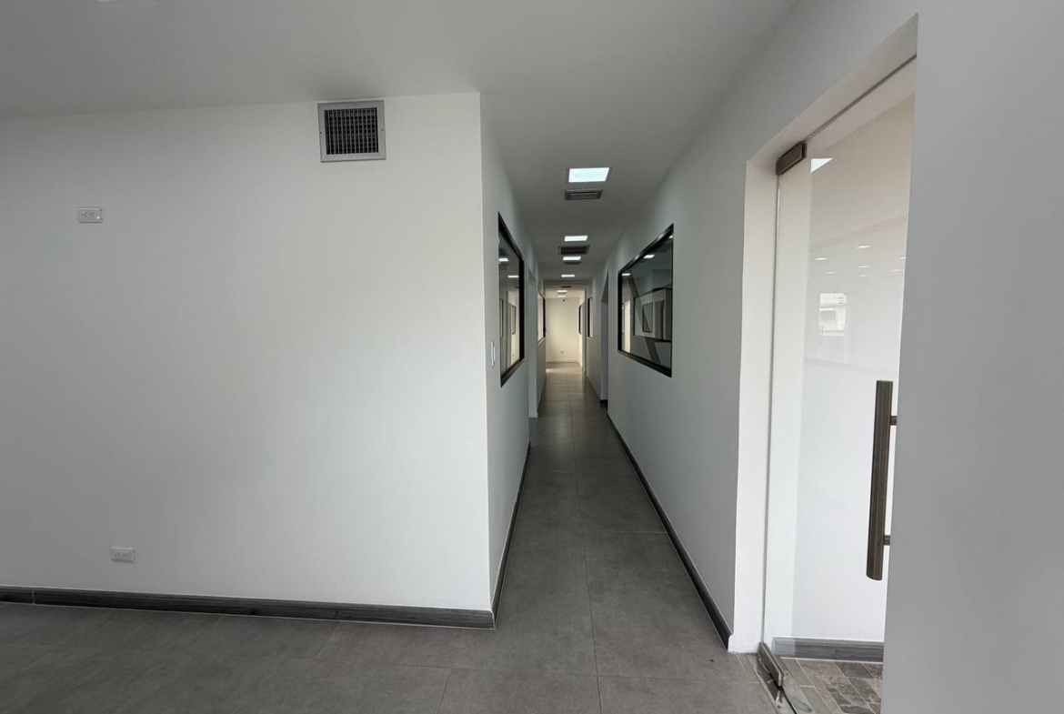 Casa Comercial en Venta en Colinas de Bello Monte, Caracas – 1.054m², 17 Baños y 3 Puestos de Estacionamiento