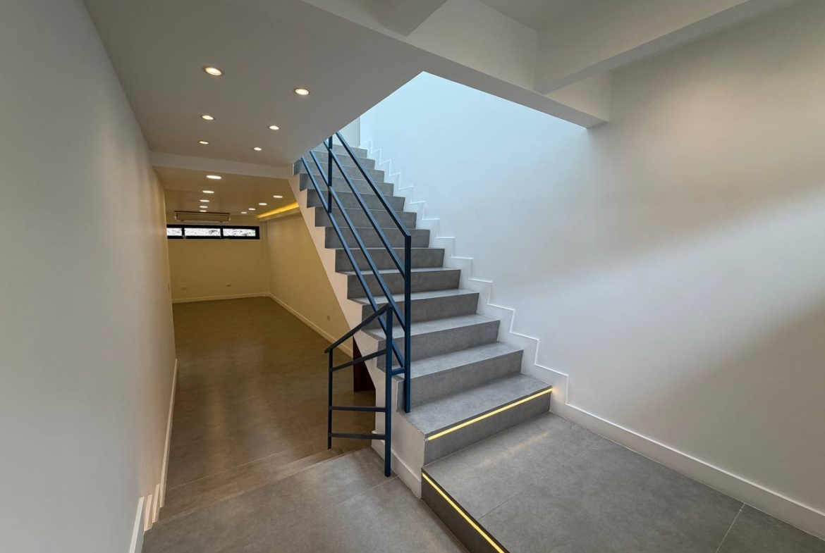 Casa Comercial en Venta en Colinas de Bello Monte, Caracas – 1.054m², 17 Baños y 3 Puestos de Estacionamiento