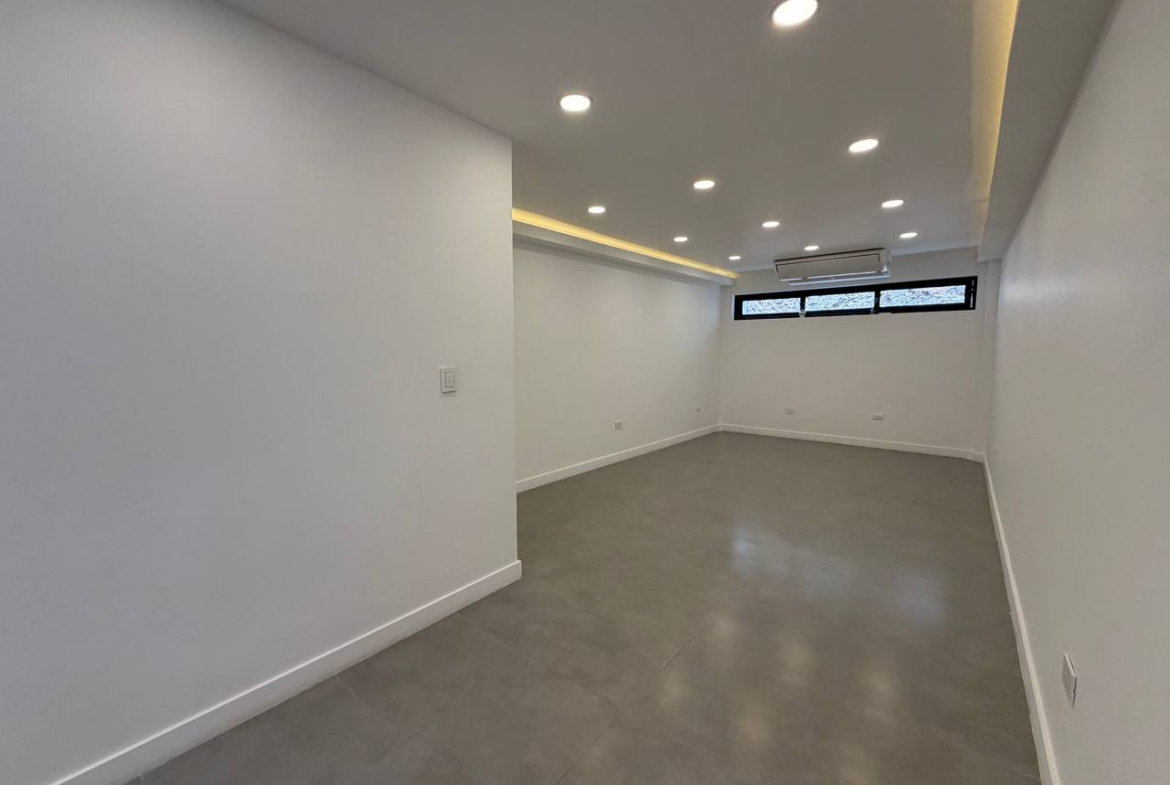 Casa Comercial en Venta en Colinas de Bello Monte, Caracas – 1.054m², 17 Baños y 3 Puestos de Estacionamiento