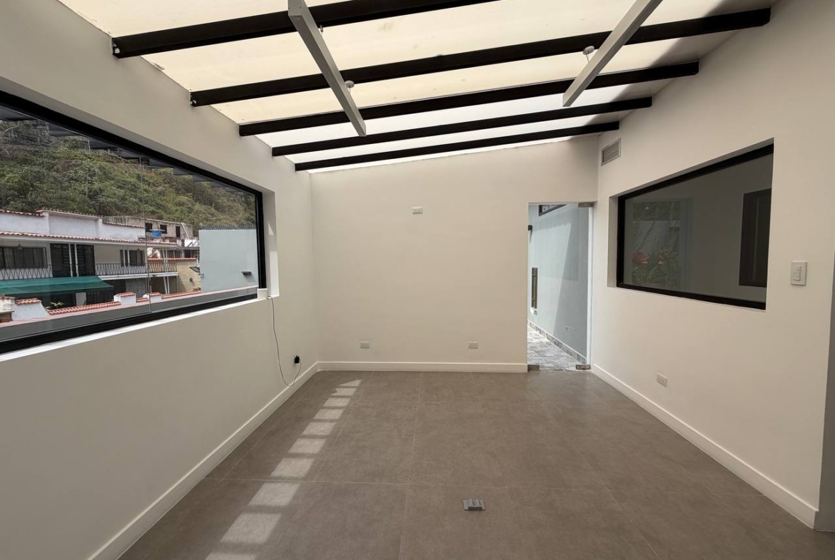 Casa Comercial en Venta en Colinas de Bello Monte, Caracas – 1.054m², 17 Baños y 3 Puestos de Estacionamiento