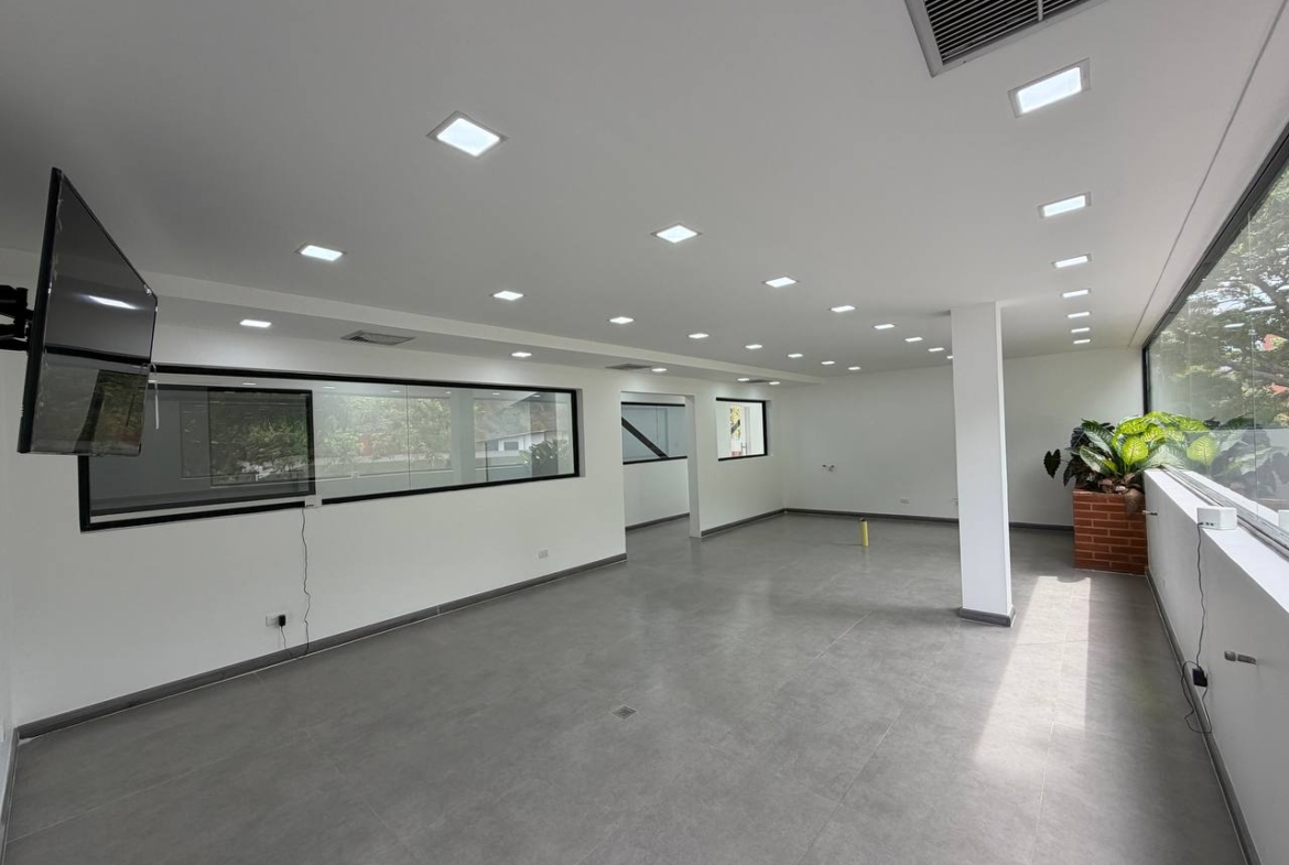 Casa Comercial en Venta en Colinas de Bello Monte, Caracas – 1.054m², 17 Baños y 3 Puestos de Estacionamiento
