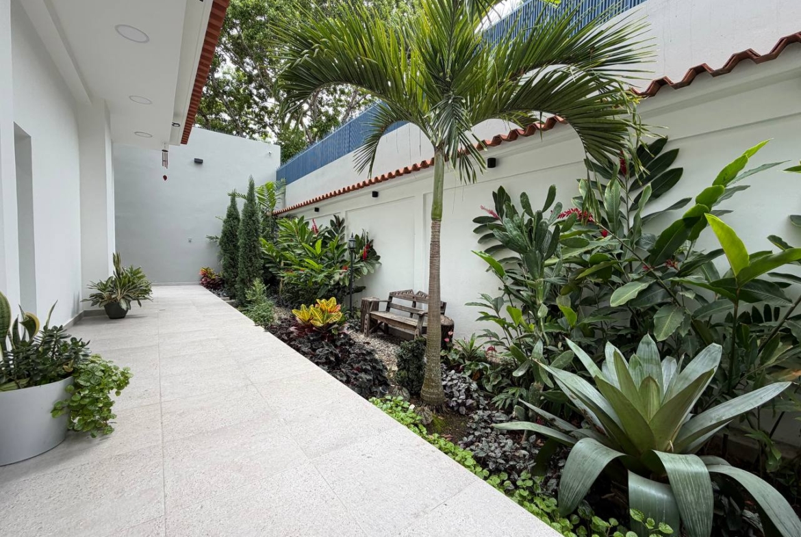 Casa Comercial en Venta en Colinas de Bello Monte, Caracas – 1.054m², 17 Baños y 3 Puestos de Estacionamiento