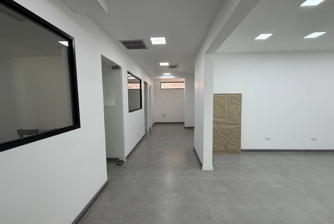 Casa Comercial en Venta en Colinas de Bello Monte, Caracas – 1.054m², 17 Baños y 3 Puestos de Estacionamiento