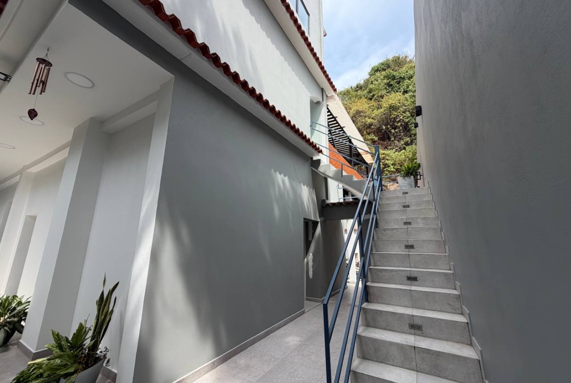 Casa Comercial en Venta en Colinas de Bello Monte, Caracas – 1.054m², 17 Baños y 3 Puestos de Estacionamiento