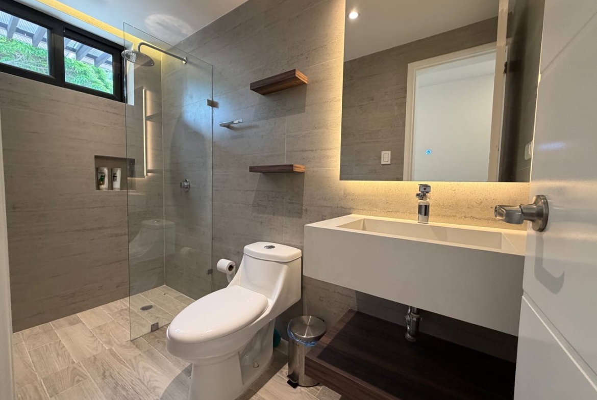 Casa Comercial en Venta en Colinas de Bello Monte, Caracas – 1.054m², 17 Baños y 3 Puestos de Estacionamiento