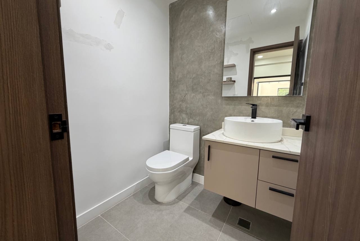 Casa Comercial en Venta en Colinas de Bello Monte, Caracas – 1.054m², 17 Baños y 3 Puestos de Estacionamiento