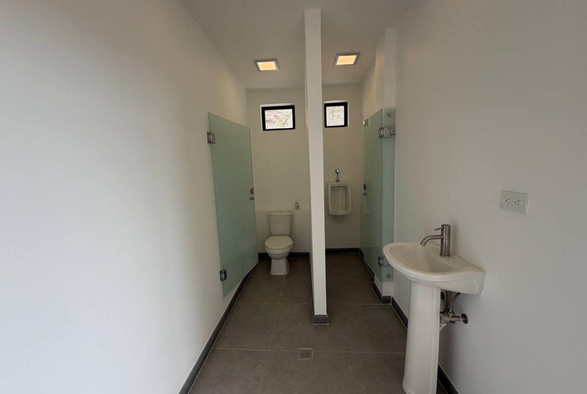 Casa Comercial en Venta en Colinas de Bello Monte, Caracas – 1.054m², 17 Baños y 3 Puestos de Estacionamiento