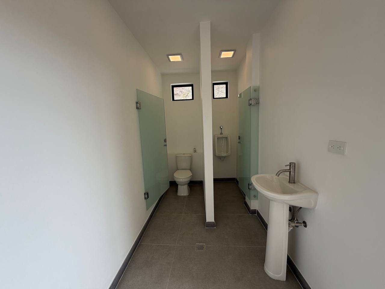 Colinas de Bello Monte-Casa-Baño (3) Casa Comercial en Venta en Colinas de Bello Monte, Caracas – 1.054m², 17 Baños y 3 Puestos de Estacionamiento
