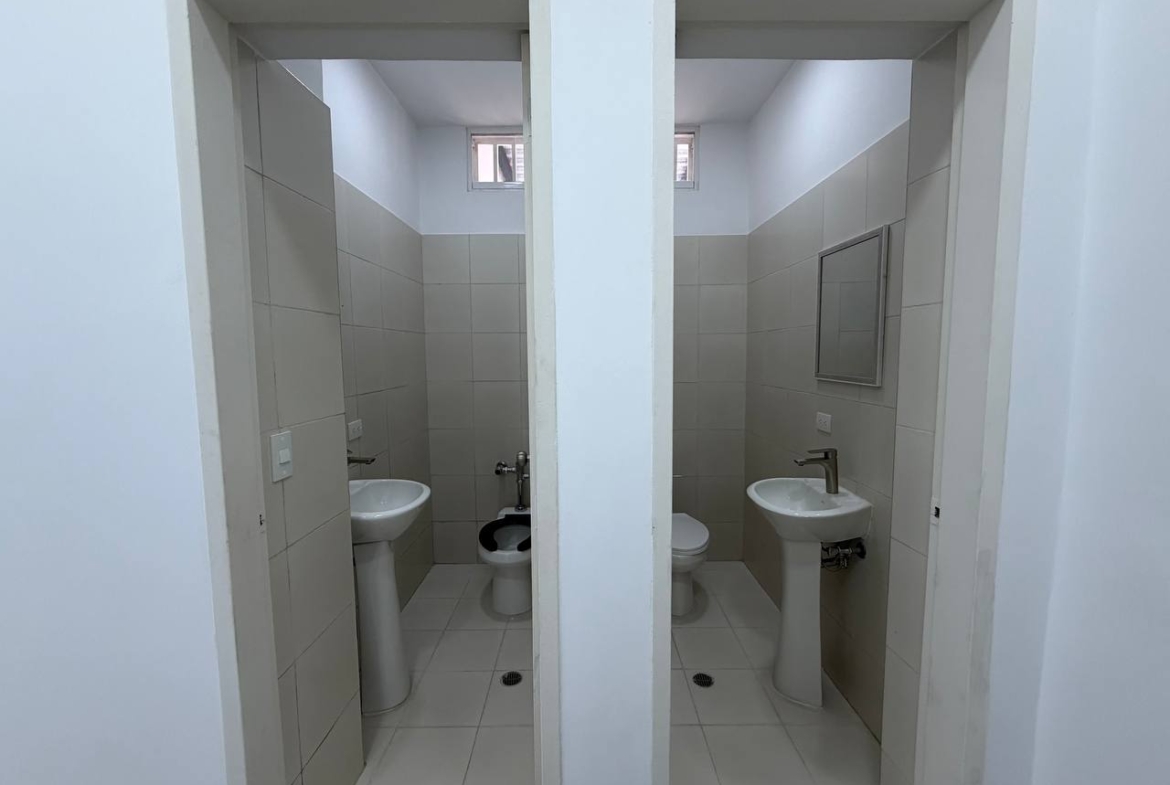 Casa Comercial en Venta en Colinas de Bello Monte, Caracas – 1.054m², 17 Baños y 3 Puestos de Estacionamiento