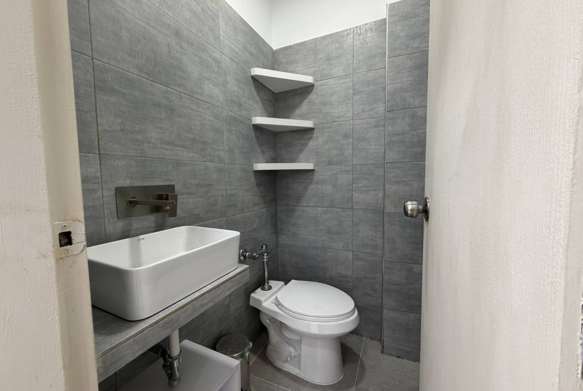 Casa Comercial en Venta en Colinas de Bello Monte, Caracas – 1.054m², 17 Baños y 3 Puestos de Estacionamiento
