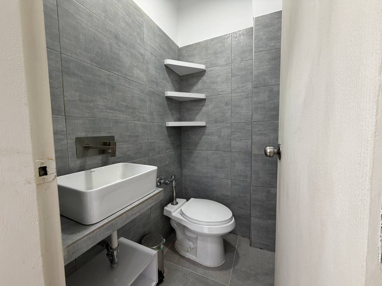 Colinas de Bello Monte-Casa-Baño (5) Casa Comercial en Venta en Colinas de Bello Monte, Caracas – 1.054m², 17 Baños y 3 Puestos de Estacionamiento