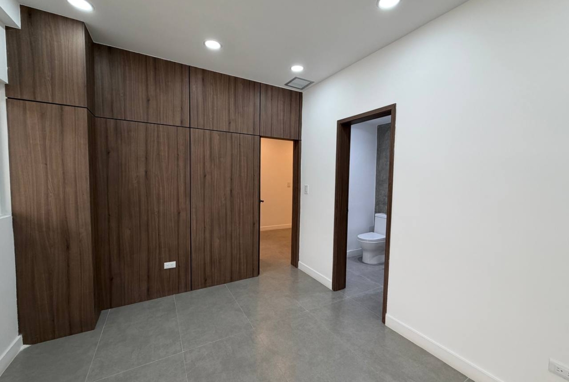 Casa Comercial en Venta en Colinas de Bello Monte, Caracas – 1.054m², 17 Baños y 3 Puestos de Estacionamiento