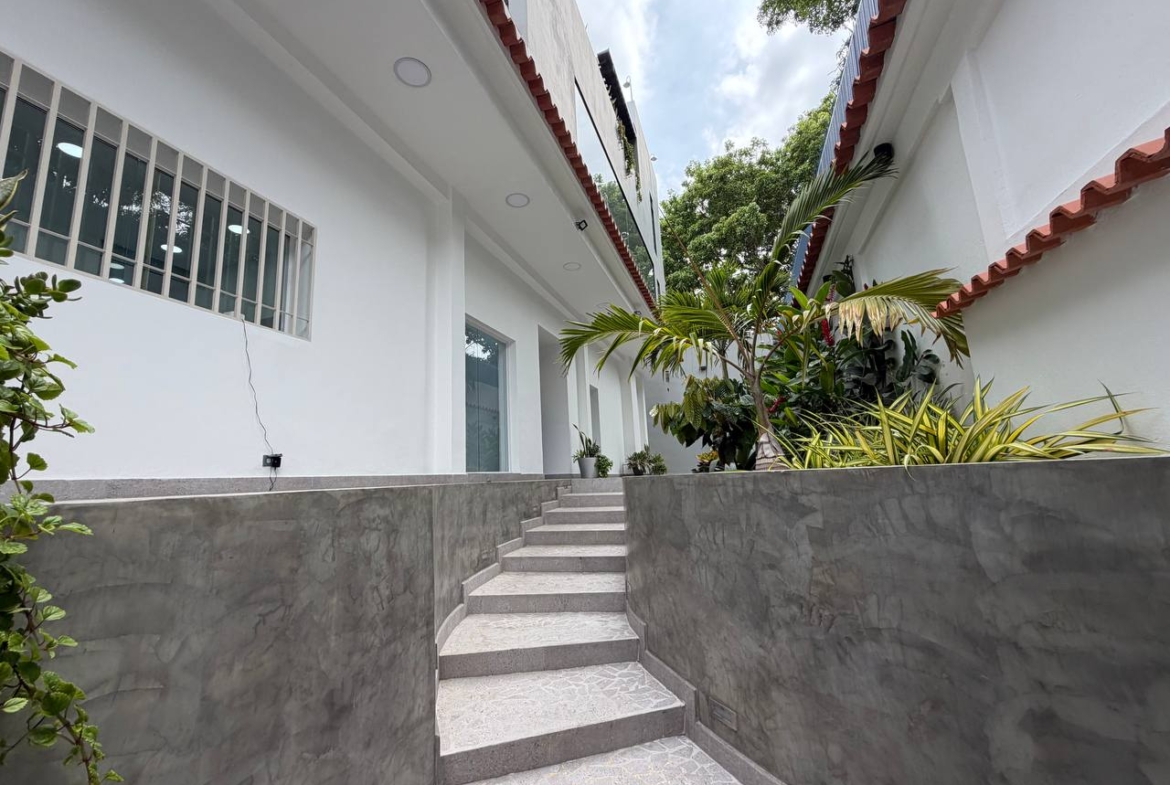 Casa Comercial en Venta en Colinas de Bello Monte, Caracas – 1.054m², 17 Baños y 3 Puestos de Estacionamiento