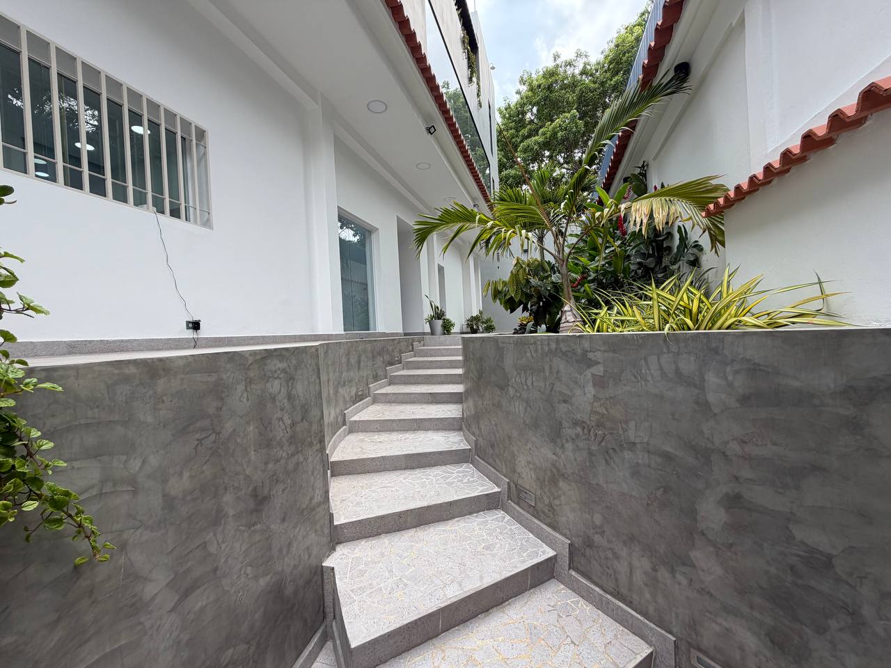 Colinas de Bello Monte-Casa-Fachada (2) Casa Comercial en Venta en Colinas de Bello Monte, Caracas – 1.054m², 17 Baños y 3 Puestos de Estacionamiento