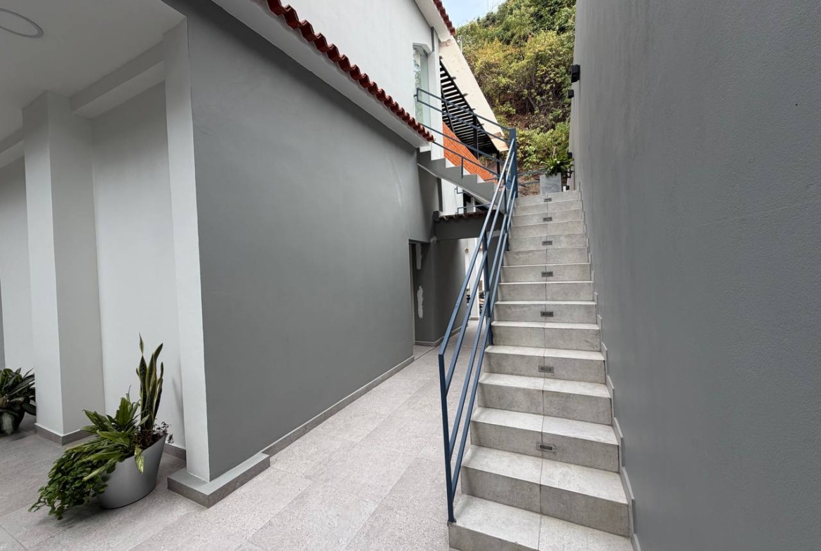 Casa Comercial en Venta en Colinas de Bello Monte, Caracas – 1.054m², 17 Baños y 3 Puestos de Estacionamiento