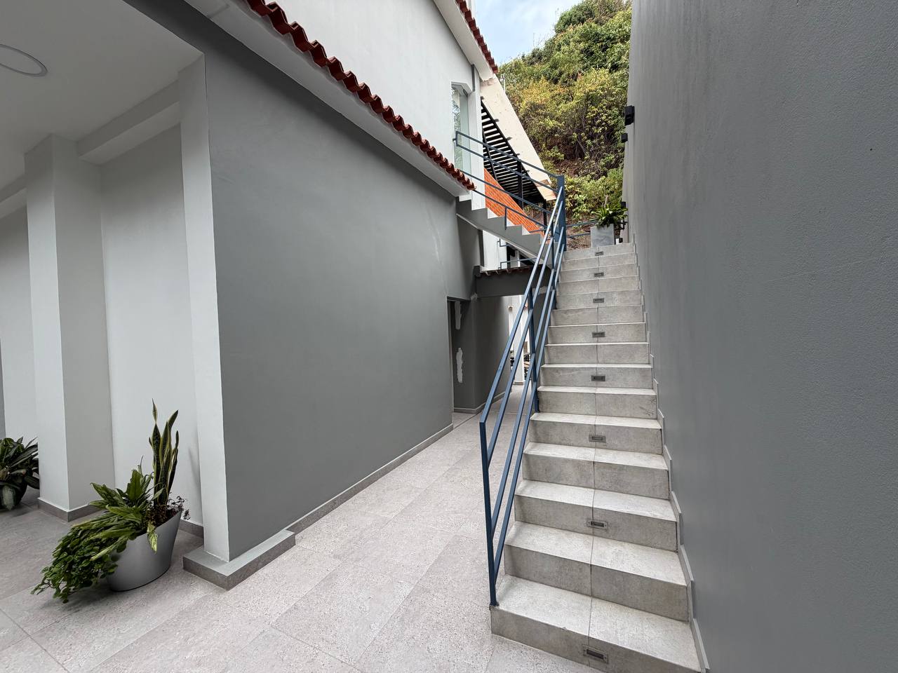 Colinas de Bello Monte-Casa-Fachada (3) Casa Comercial en Venta en Colinas de Bello Monte, Caracas – 1.054m², 17 Baños y 3 Puestos de Estacionamiento