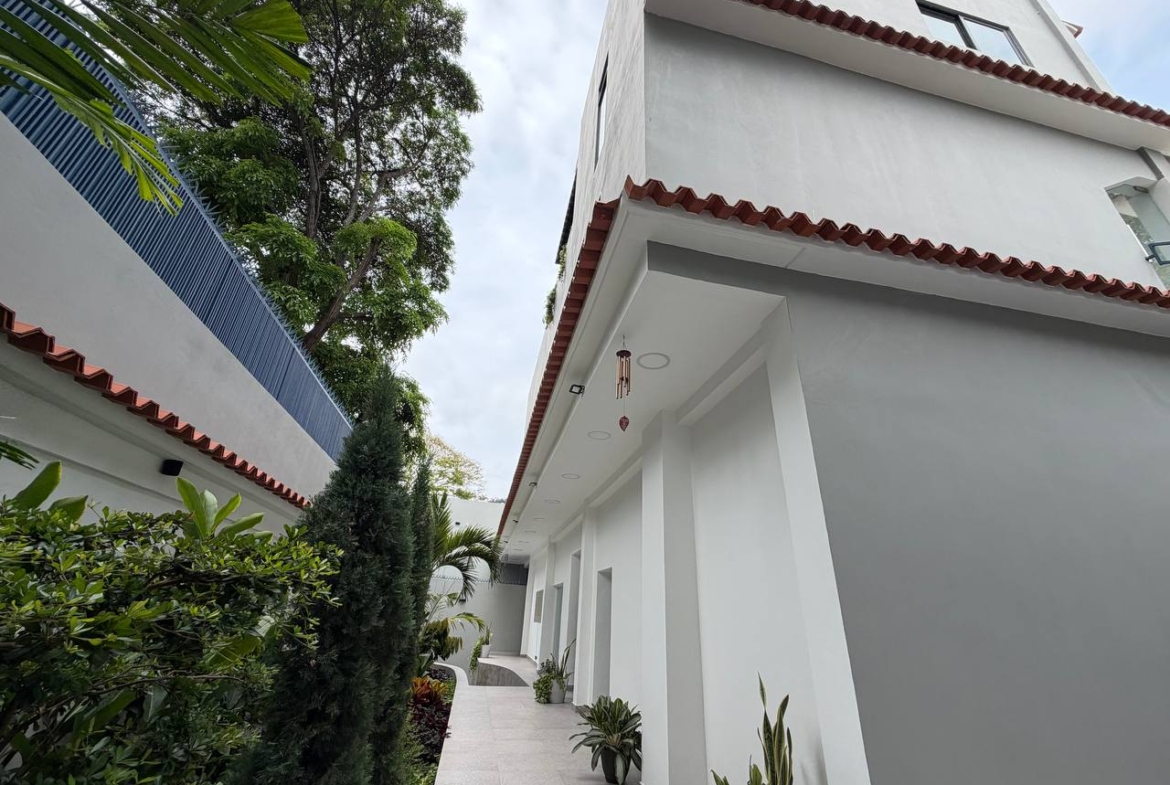 Casa Comercial en Venta en Colinas de Bello Monte, Caracas – 1.054m², 17 Baños y 3 Puestos de Estacionamiento